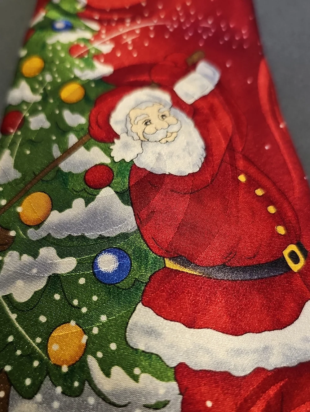 Festive‎ Santa Christmas Tie in Red and Green.100% Silk. Tie Tales